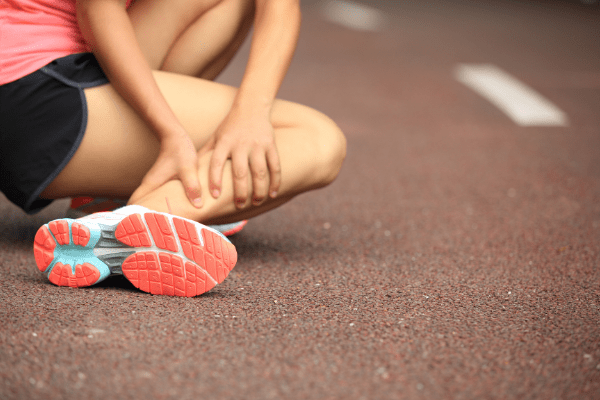 BLOG athlete on the track fallen, suffering a strain injury to her leg